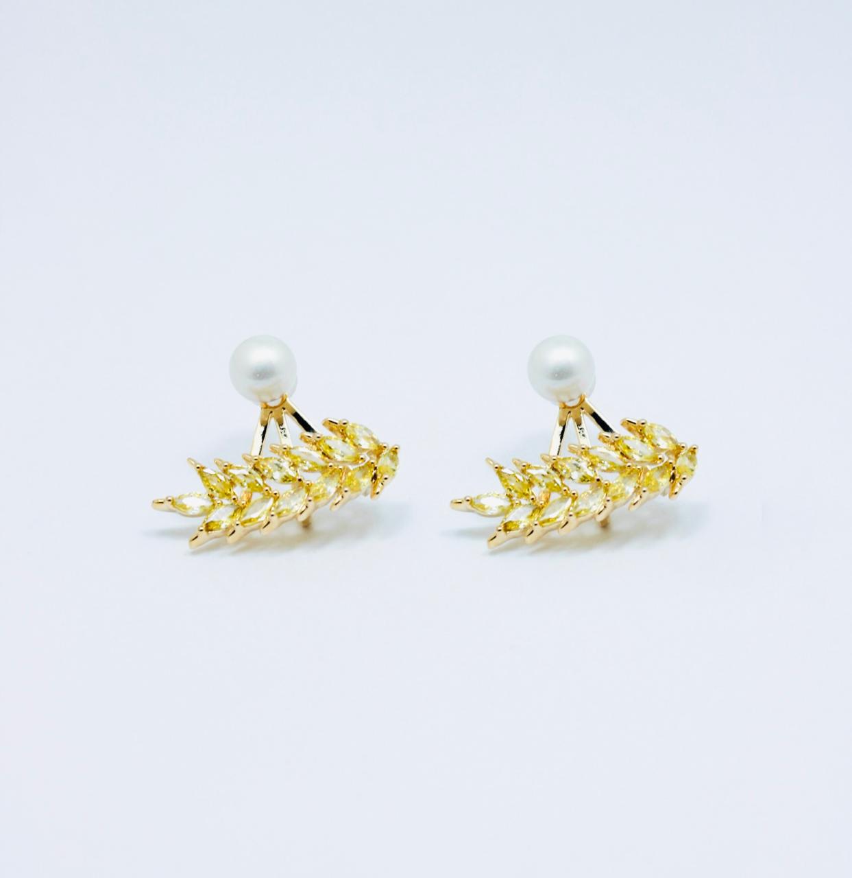 Areta Flor Encaje de 2 cm con diseño floral en cover gold rodinado y microcircones, cierre tambor silicón.