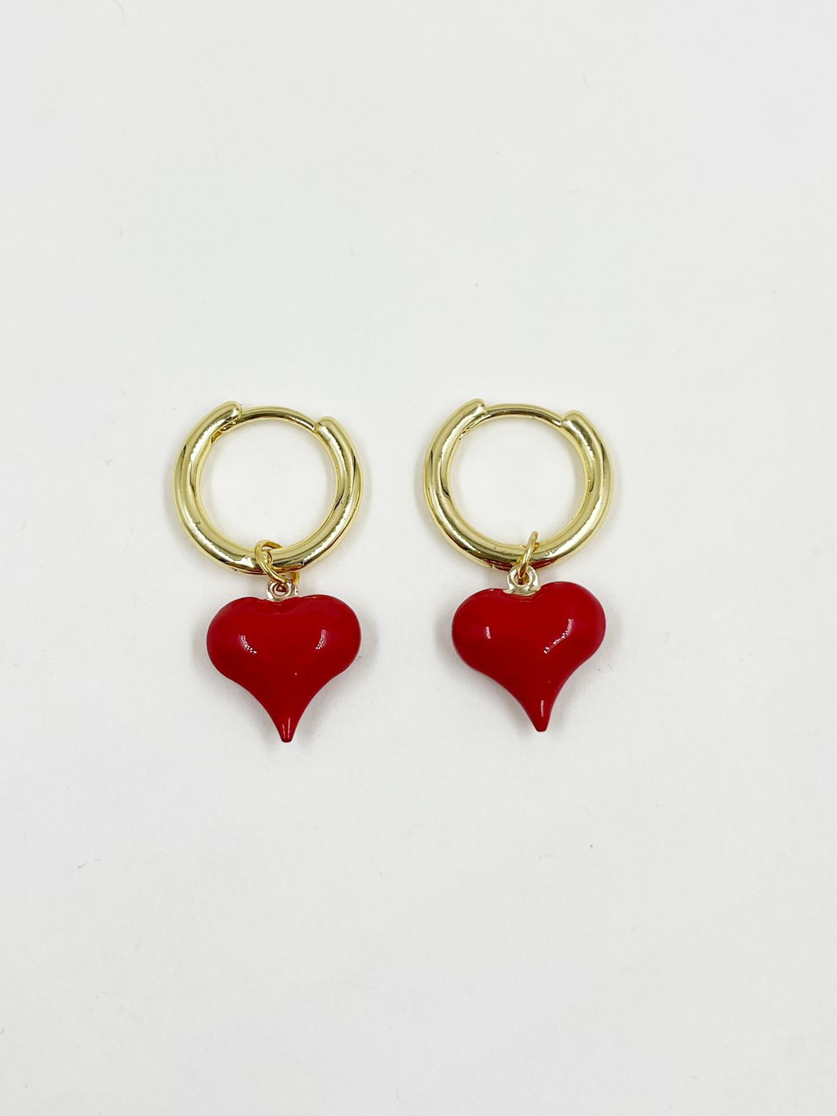 Aretes de rodio con dije corazón pintado y lacado – Largo 3.0 cm