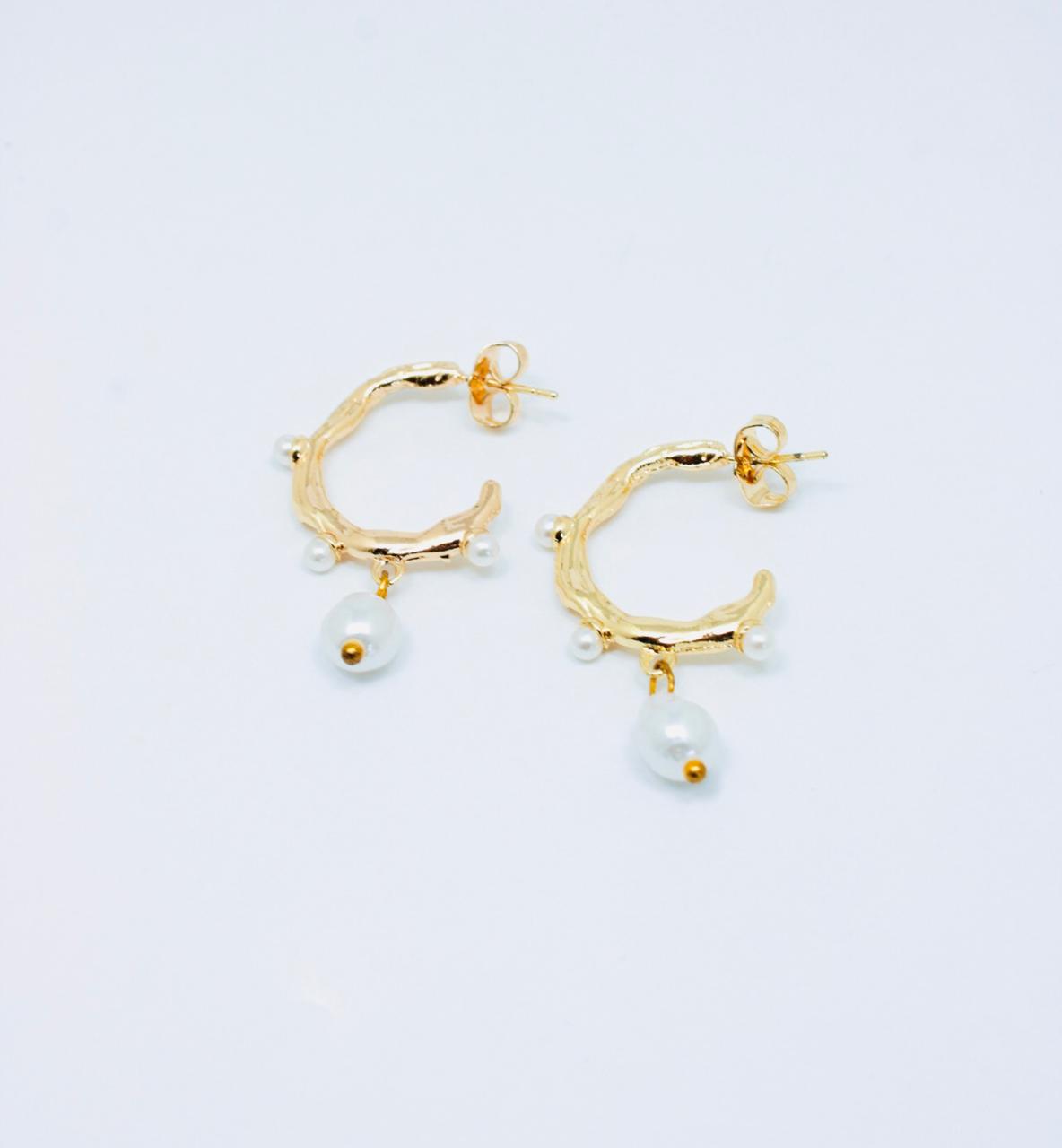 Areta Candonga Perlada con aro dorado de 2 cm y colgante de perla nacarada de 1 cm.
