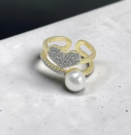Anillo Corazón Diamantado Perlado con diseño de corazón brillante y perla blanca, ajustable para mujer.