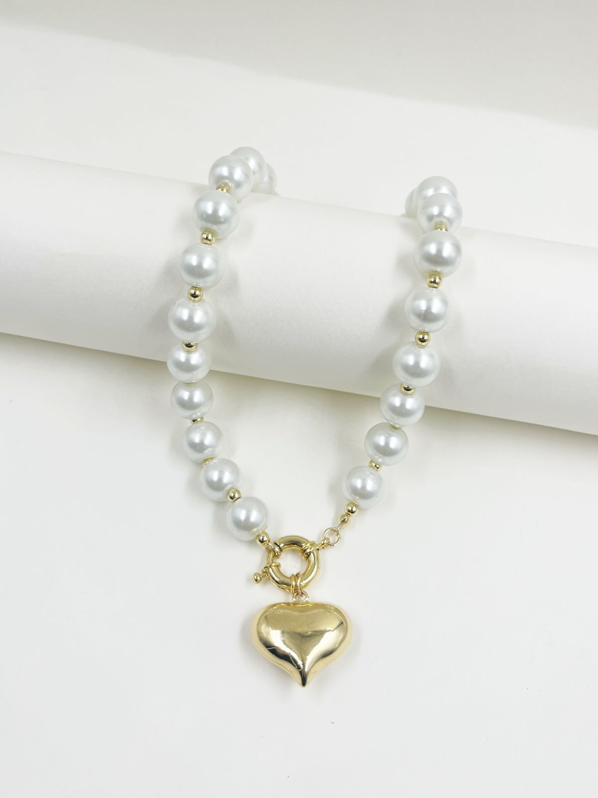 Collar juvenil estilo Y2K con esferas blancas esmaltadas, separadores dorados y dije corazón burbuja – Largo 36 cm