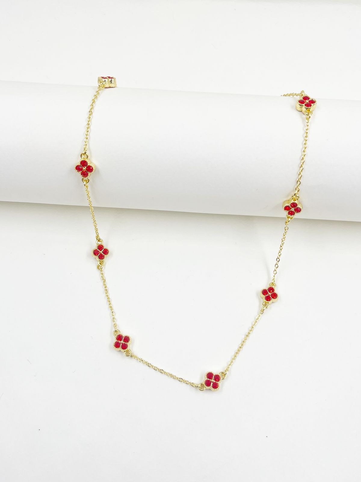 Collar en rodinado con incrustación de cristales en colores y broche pico loro – Largo 45+5 cm