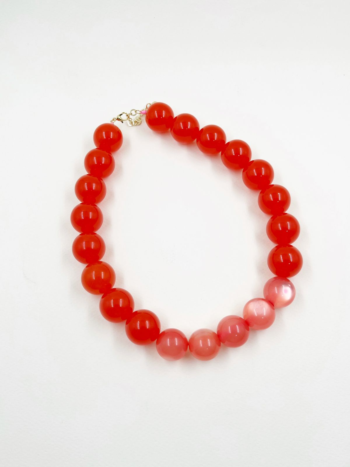 Collar juvenil en rodinado con hilo coreano, esferas de resina brillante y nylon efecto ojo de gato – Largo 36+5 cm