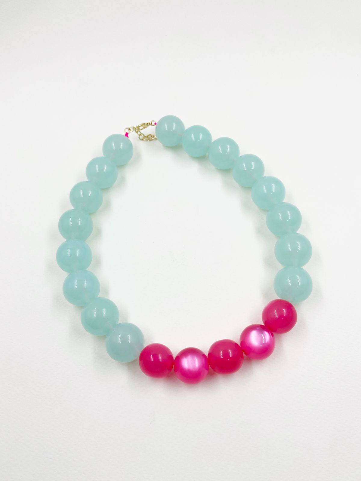 Collar juvenil en rodinado con hilo coreano, esferas de resina brillante y nylon efecto ojo de gato – Largo 36+5 cm