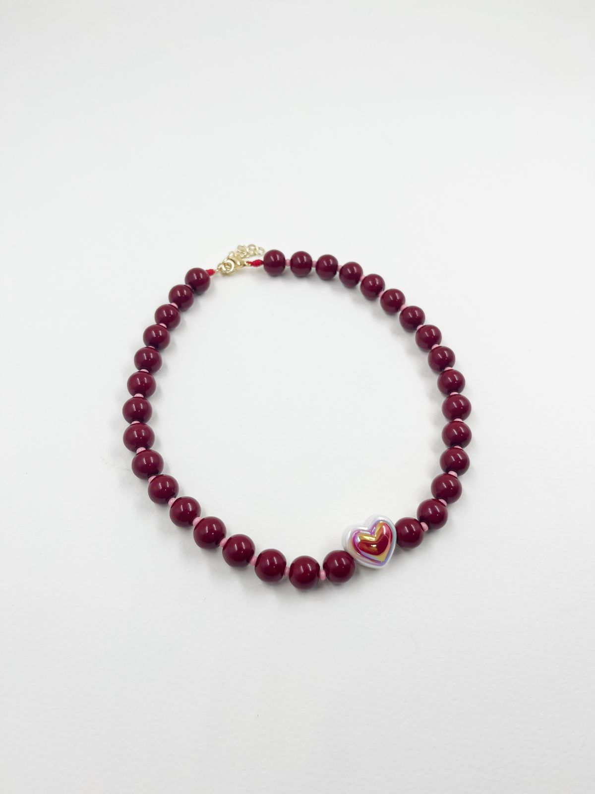 Gargantilla juvenil en rodinado con hilo coreano, esferas de cristal esmaltado y corazón acrílico con relieve – Largo 34+5 cm