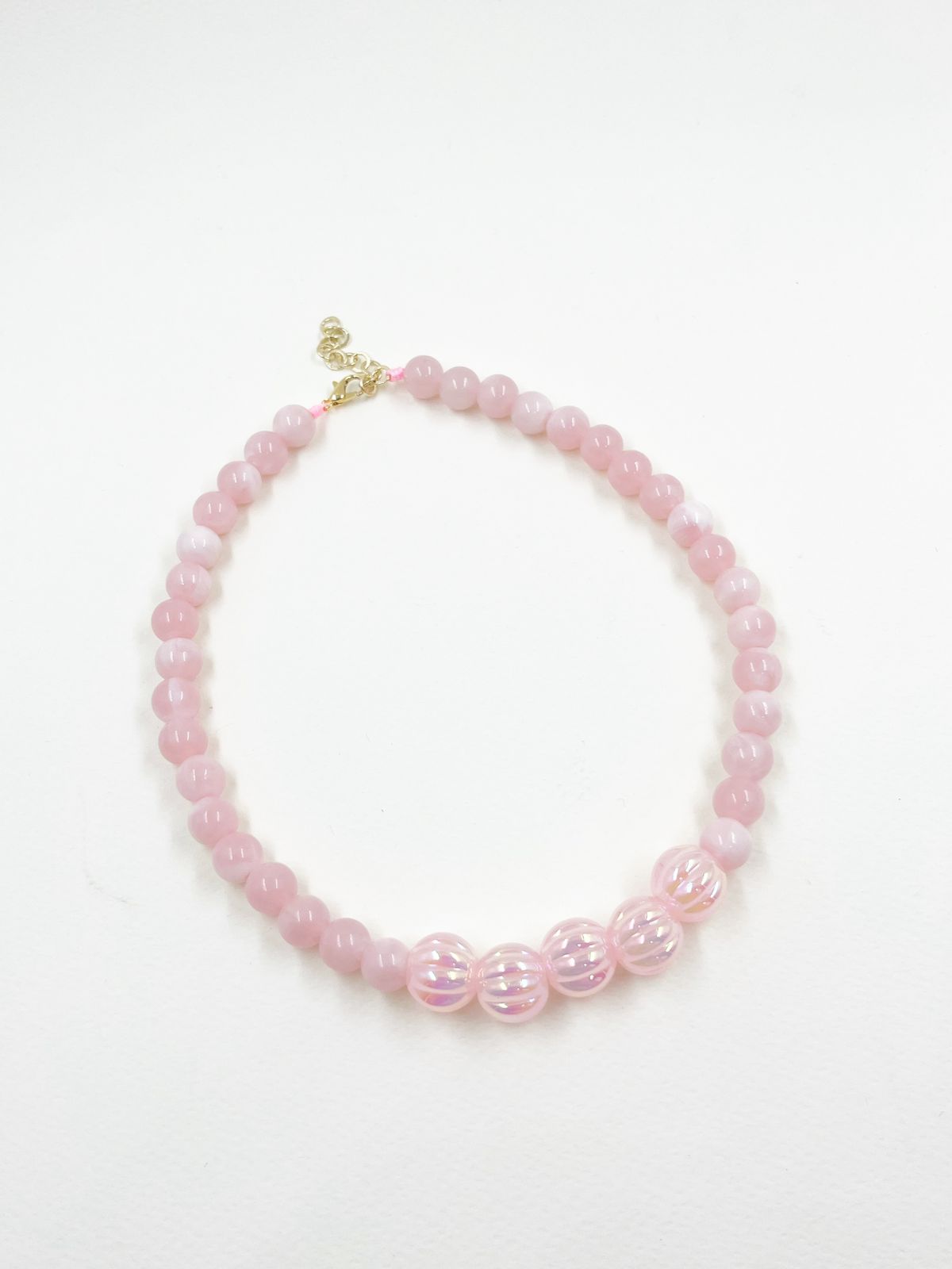 Collar juvenil en rodinado con hilo coreano, esferas acrílicas veteadas y brillantes ranuradas – Largo 36+5 cm