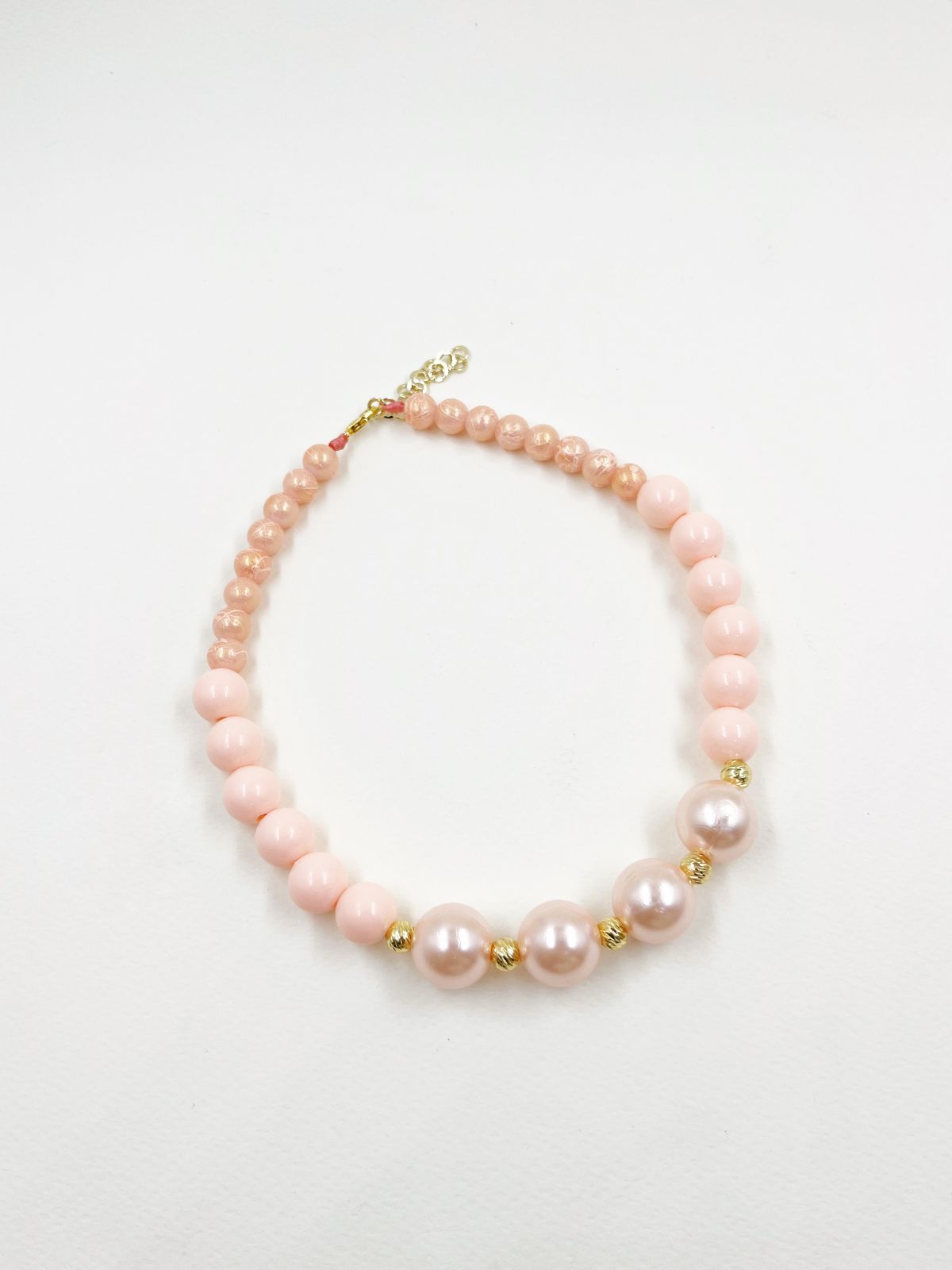 Collar artesanal en rodinado con hilo coreano, esferas acrílicas con vena dorada, perladas y balines diamantados – Largo 36+5 cm