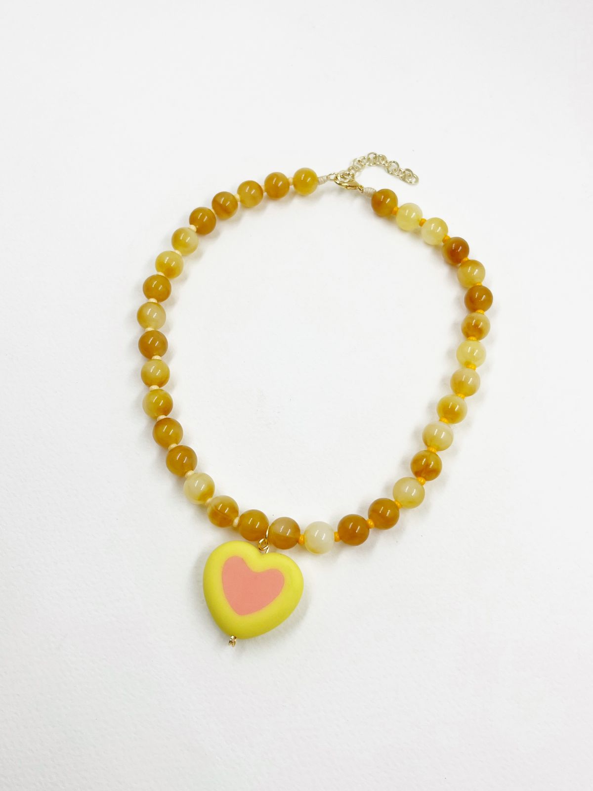 Collar juvenil en rodinado con hilo coreano, esferas acrílicas veteadas y corazón resinado entorchado en oro 18k – Largo 36+5 cm