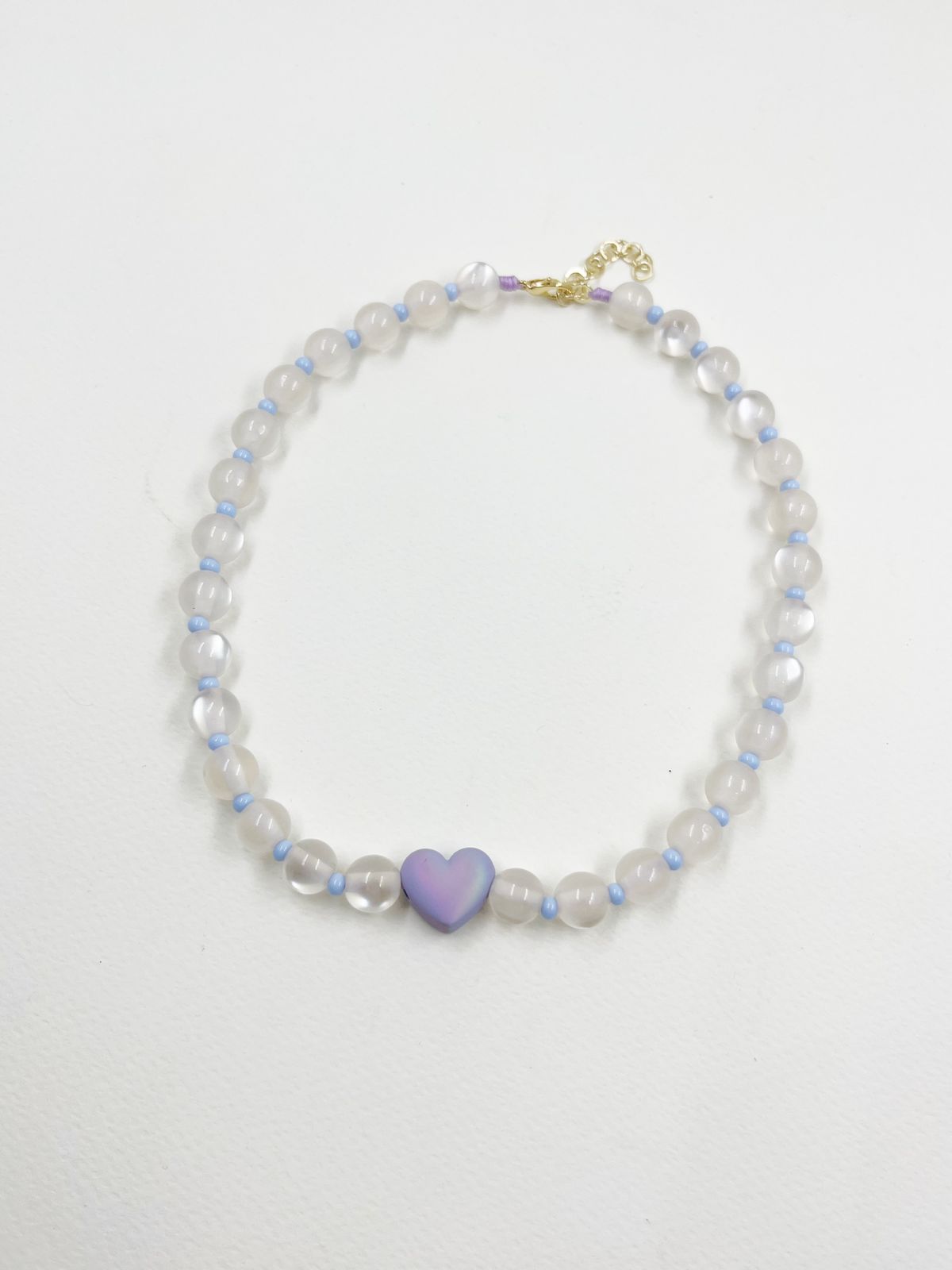 Collar artesanal en rodinado con hilo coreano, esferas efecto ojo de gato, corazón acrílico grabado y chaquira checa en colores – Largo 36+5 cm
