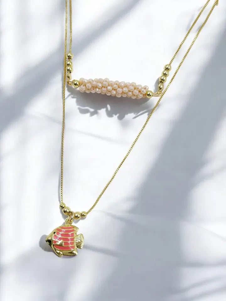 Collar Gusanito con dije pez dorado y cristales rondel
Collar doble femenino con detalles bañados en oro 18k
Collar moderno con pez dorado y diseño artesanal