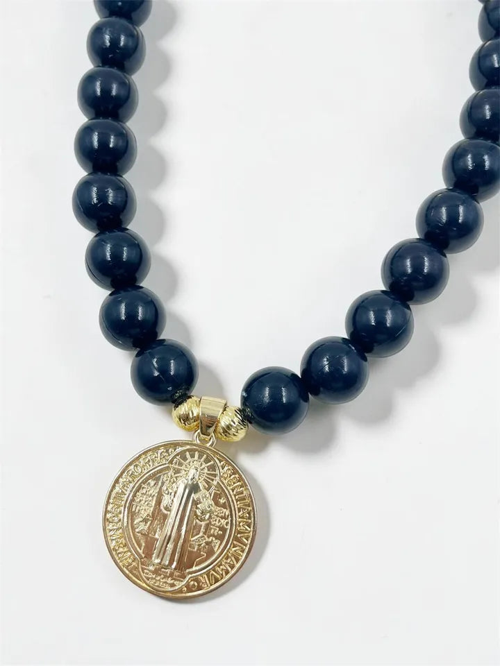 Collar Sello de Protección Maxi con medalla San Benito dorada
Choker ajustable con medalla San Benito y esferas de colores
Collar femenino de protección con detalles dorados