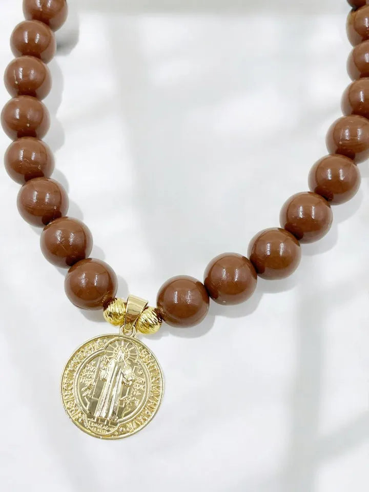 Collar Sello de Protección Maxi con medalla San Benito dorada
Choker ajustable con medalla San Benito y esferas de colores
Collar femenino de protección con detalles dorados