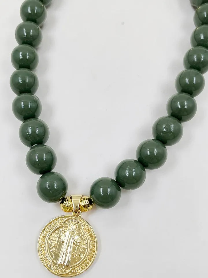 Collar Sello de Protección Maxi con medalla San Benito dorada
Choker ajustable con medalla San Benito y esferas de colores
Collar femenino de protección con detalles dorados