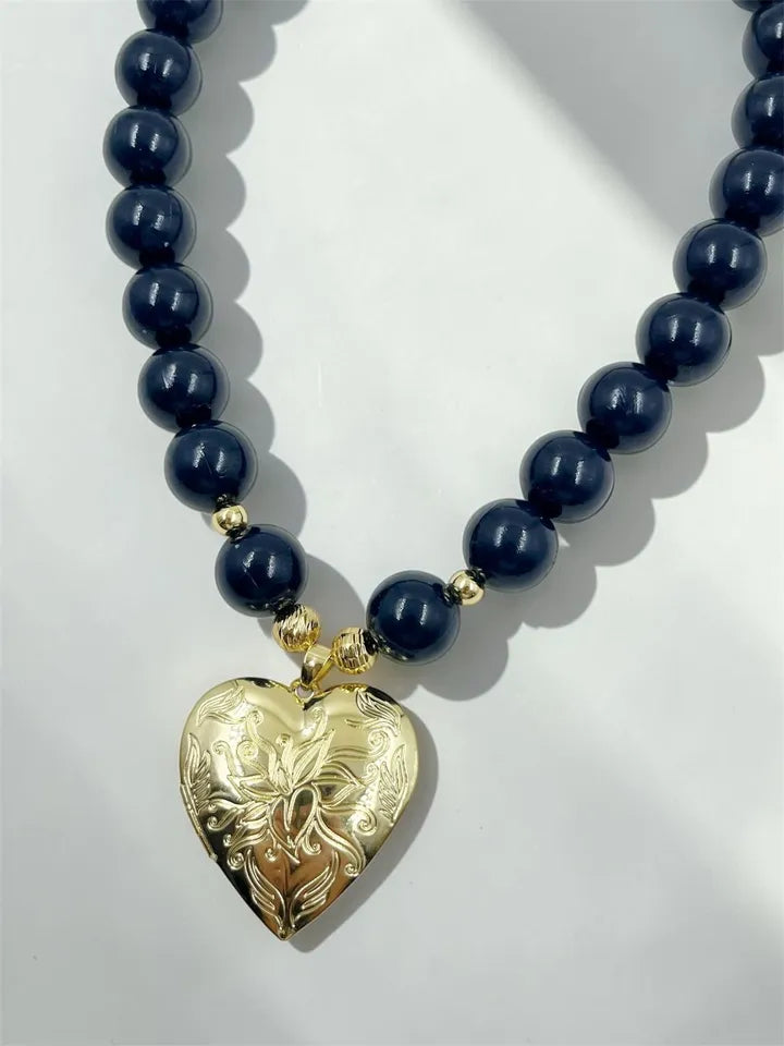 Collar Relicario de Amor con corazón dorado y esferas de colores
Collar ajustable con relicario corazón dorado para mujer
Choker femenino con relicario dorado y detalles acrílicos