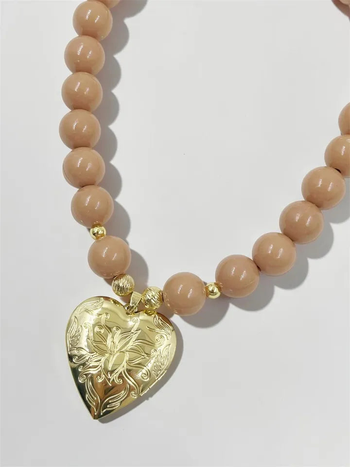 Collar Relicario de Amor con corazón dorado y esferas de colores
Collar ajustable con relicario corazón dorado para mujer
Choker femenino con relicario dorado y detalles acrílicos