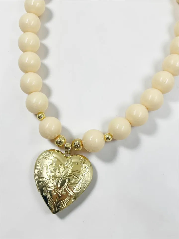 Collar Relicario de Amor con corazón dorado y esferas de colores
Collar ajustable con relicario corazón dorado para mujer
Choker femenino con relicario dorado y detalles acrílicos