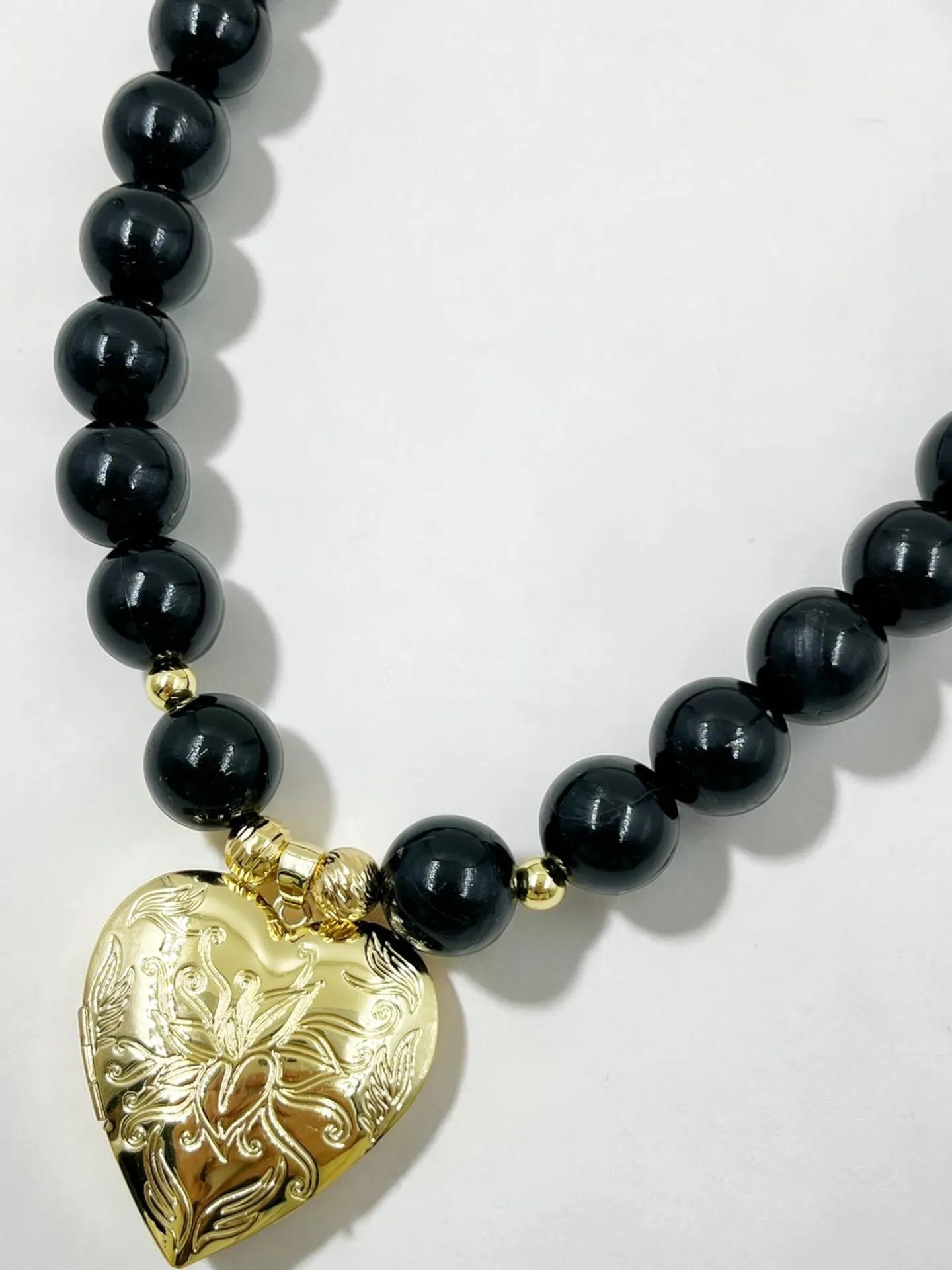 Collar Relicario de Amor con corazón dorado y esferas de colores
Collar ajustable con relicario corazón dorado para mujer
Choker femenino con relicario dorado y detalles acrílicos