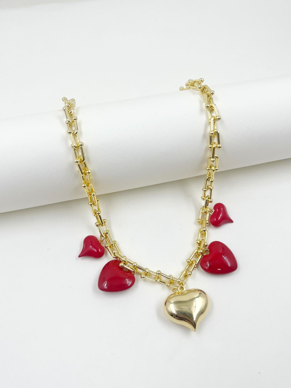 Collar en rodinado con cadena estabones en U, corazones chunki lisos y pintados – Largo 44 cm