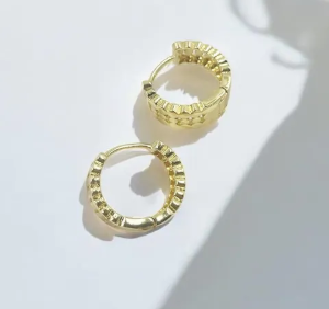 Aretes tipo candonga dorada con detalles calados y grabados texturizados en relieve