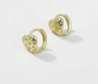 Aretes de corazón dorado que nunca pasan de moda y combinan con cualquier outfit, desde lo casual hasta lo formal.
