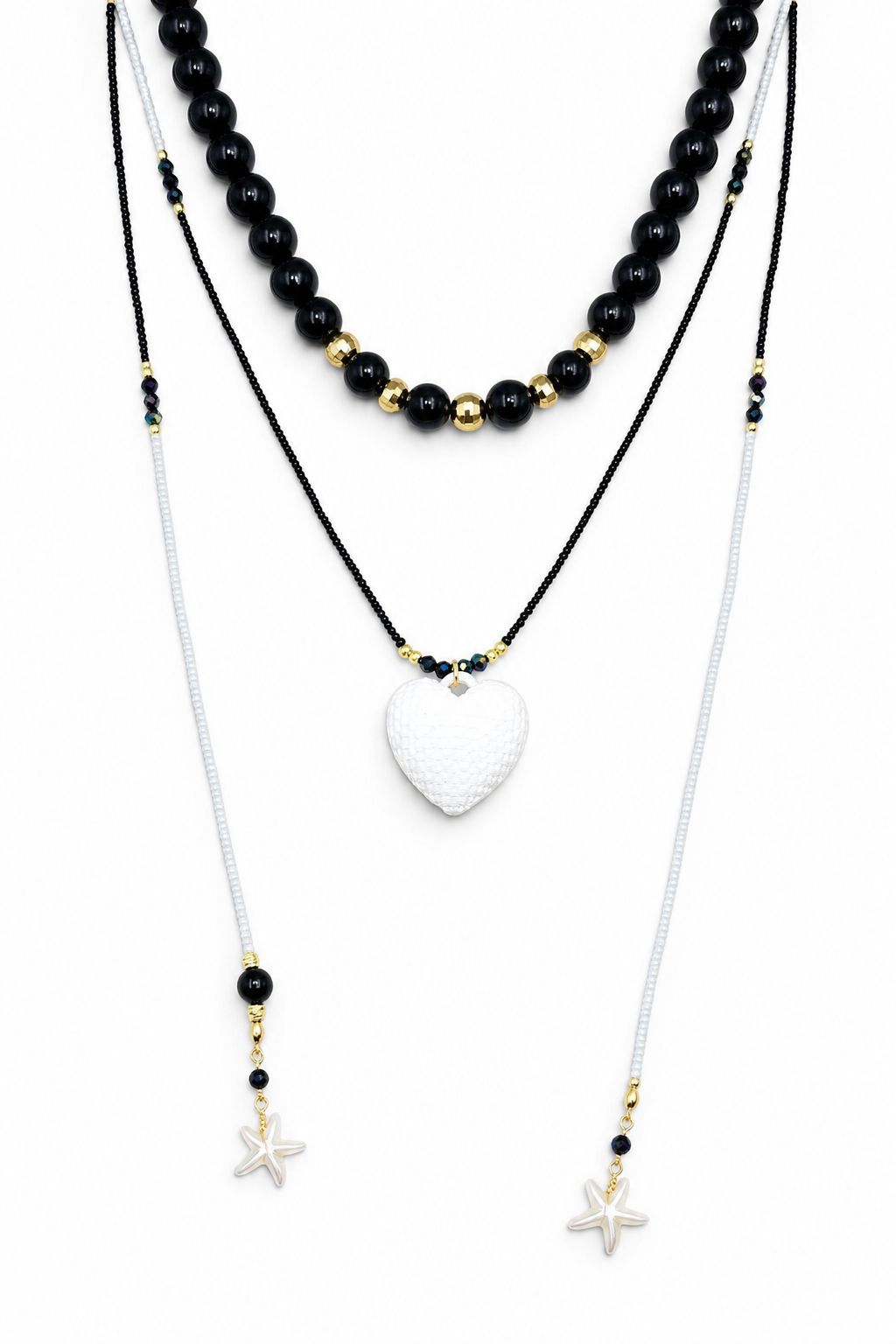Collar Aurora Corazonada en tonos rojo, blanco y dorado, con diseño de choker y corbatín largo, detalles perlados y dije decorativo en el centro.
