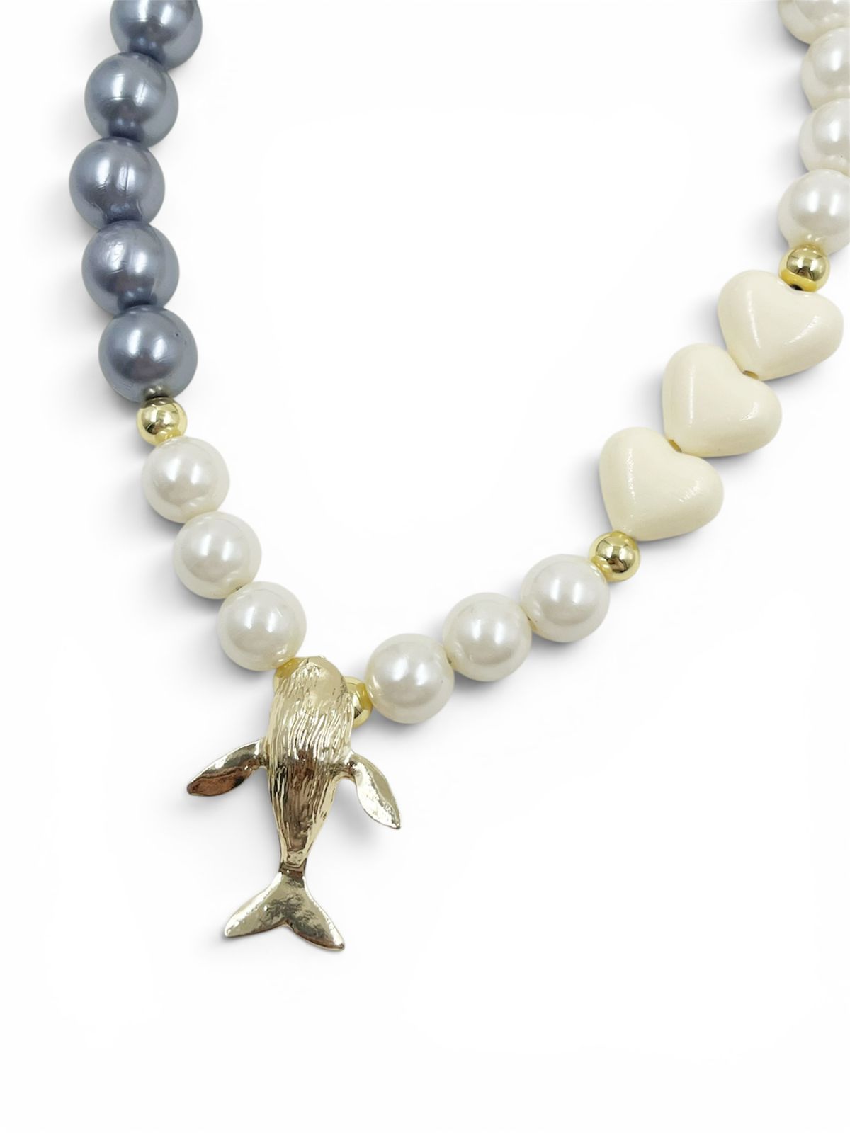 Collar Ballena Colores Oceánicos con dije de ballena y detalles inspirados en el mar para mujer.