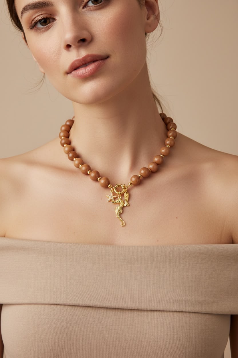 Collar de cuentas con charms de inspiración marina y cierre de mosquetón