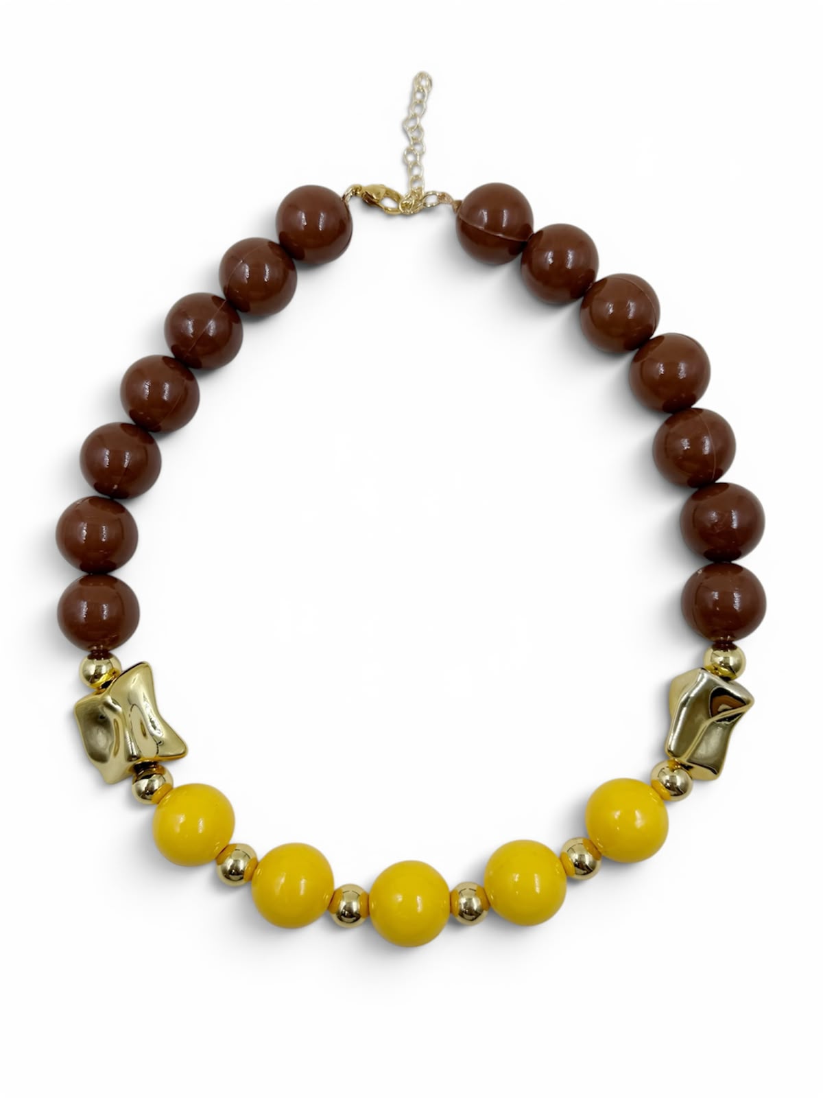 Collar Chunky Caramelo con esferas de diferentes tamaños, detalles de acabado orgánico y cierre ajustable para mujer.