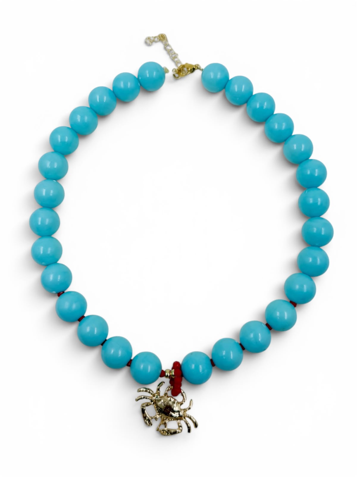Collar Chunky Crab con esferas de gran tamaño y dije de cangrejo, ideal para complementar looks modernos y con inspiración marina.