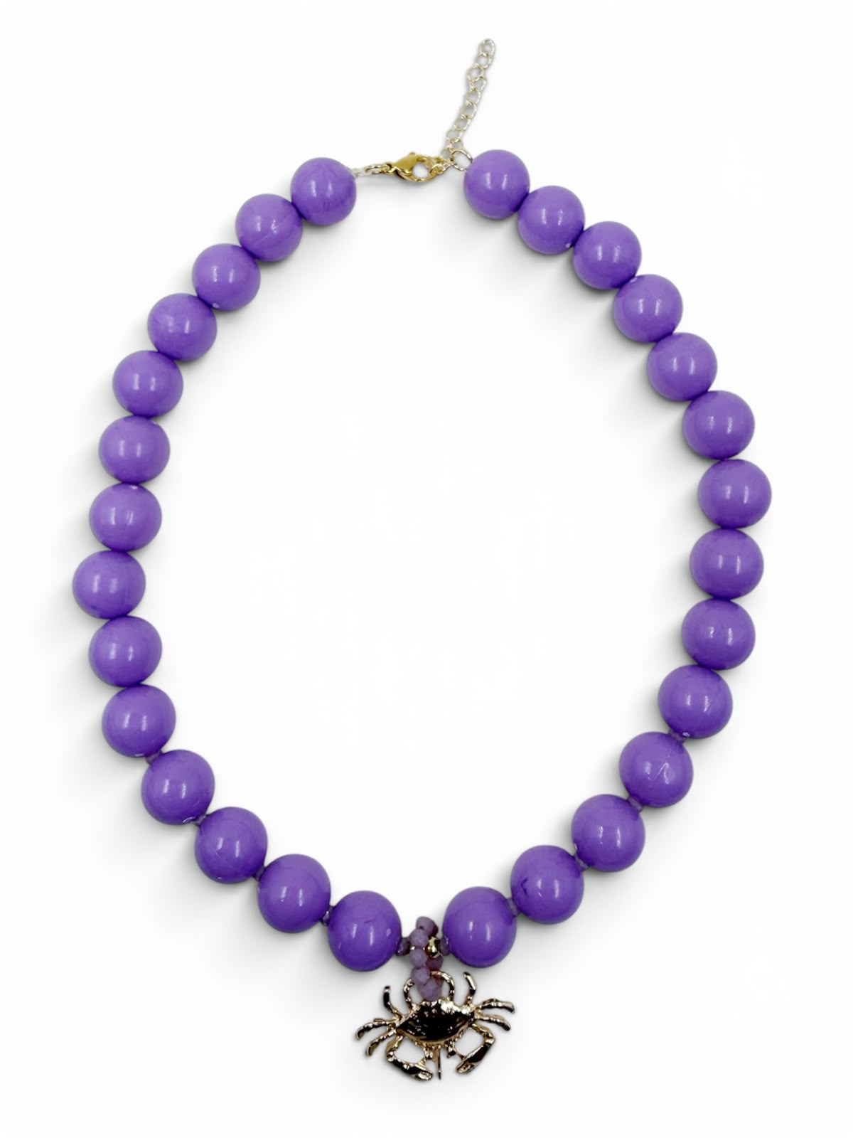 Collar Chunky Crab con esferas de gran tamaño y dije de cangrejo, ideal para complementar looks modernos y con inspiración marina.