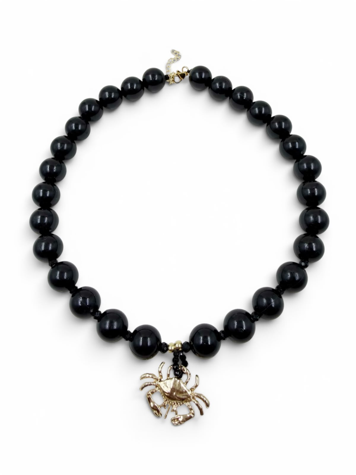 Collar Chunky Crab con esferas de gran tamaño y dije de cangrejo, ideal para complementar looks modernos y con inspiración marina.