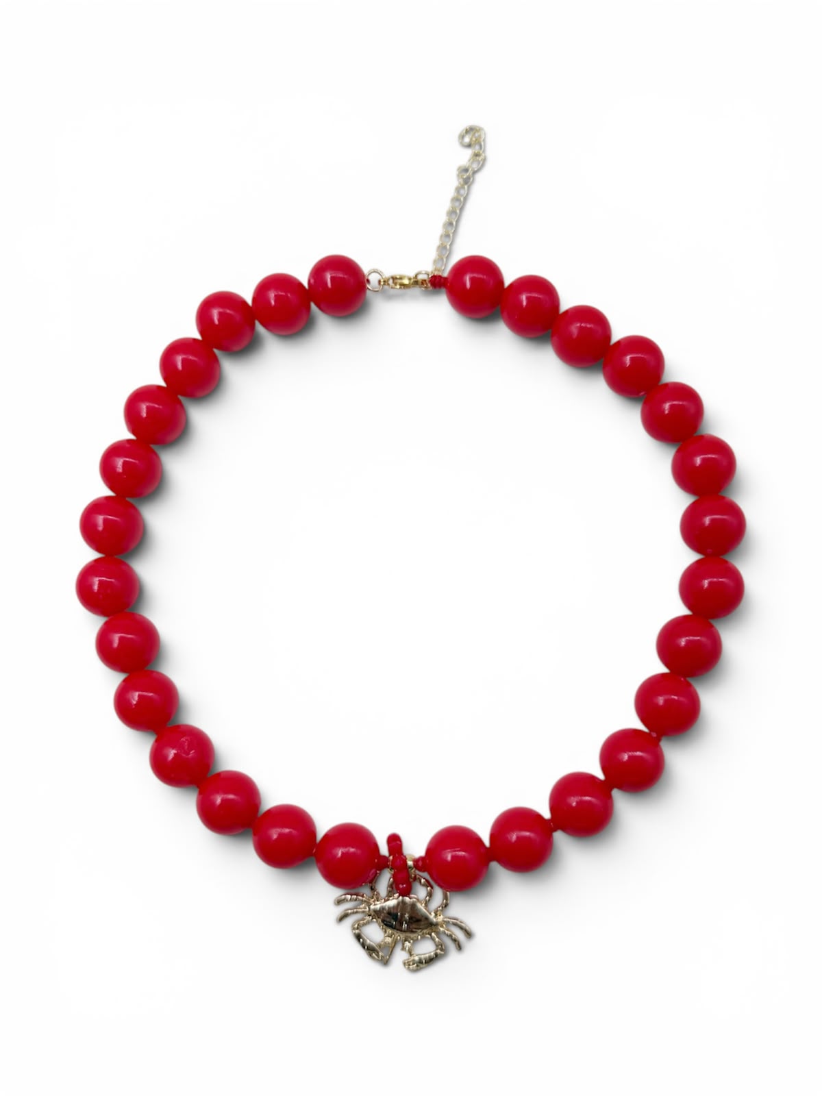 Collar Chunky Crab con esferas de gran tamaño y dije de cangrejo, ideal para complementar looks modernos y con inspiración marina.