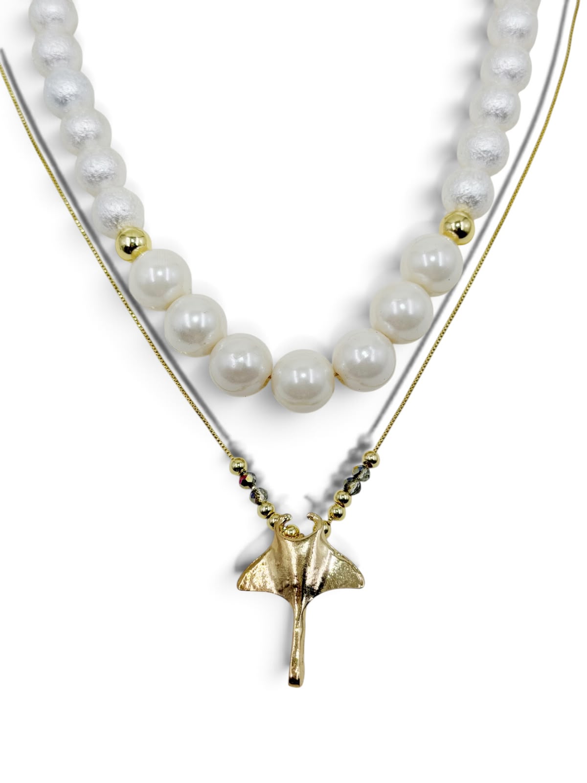 Collar con perlas de diferentes tamaños, cadena delicada y dije de manta raya.