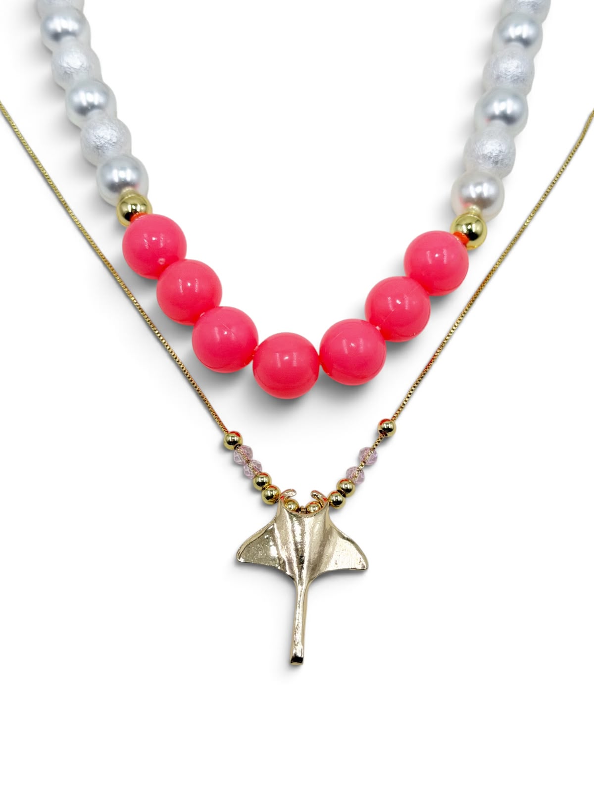 Collar con perlas de diferentes tamaños, cadena delicada y dije de manta raya.