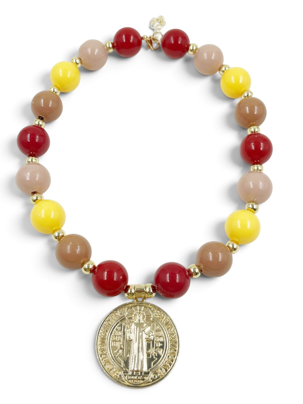 Collar de cuentas con medalla de San Benito y medalla calada de la Virgen.