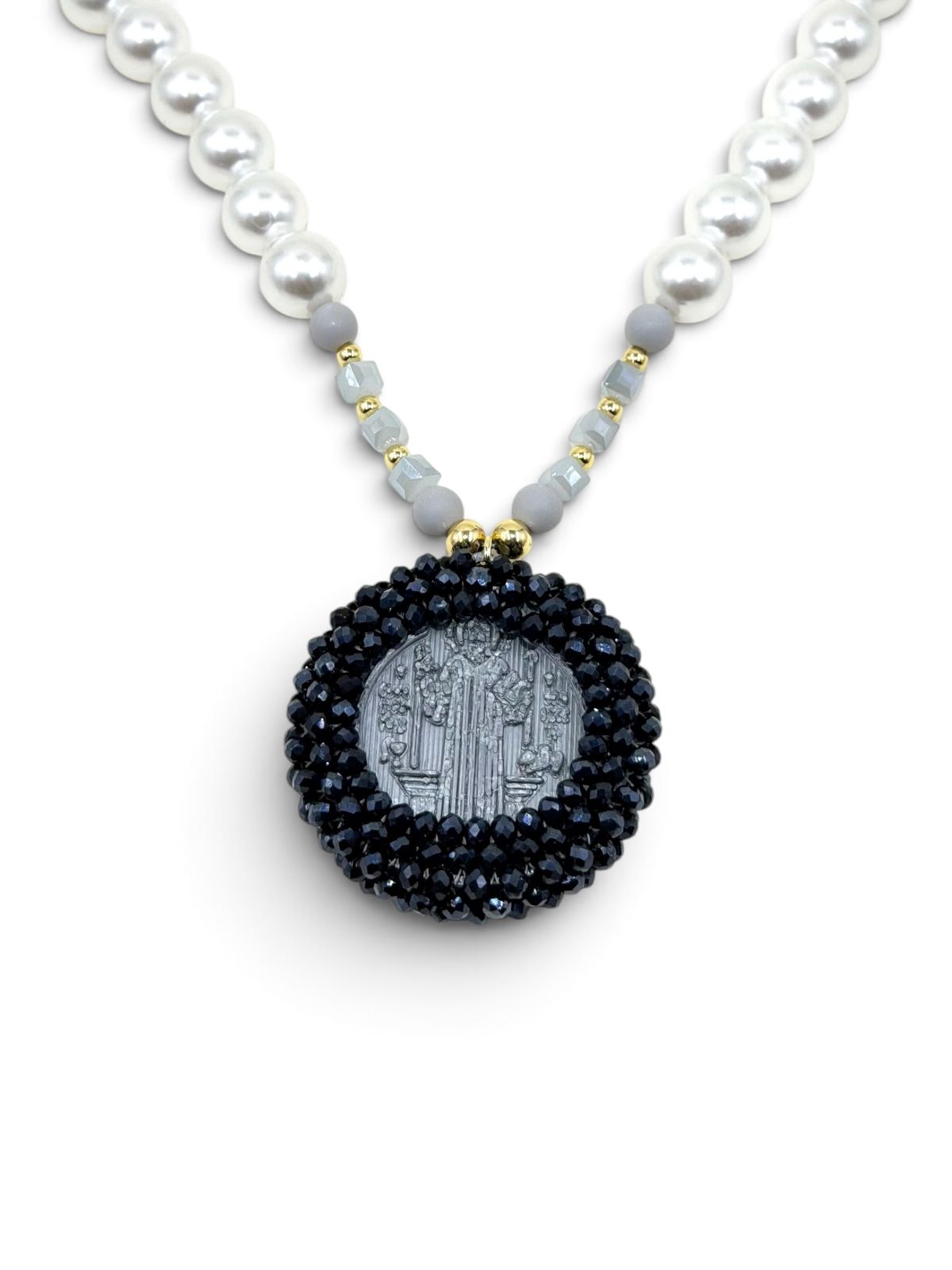 ollar con perlas, cuentas decorativas y medalla de San Benito en diseño 3D.