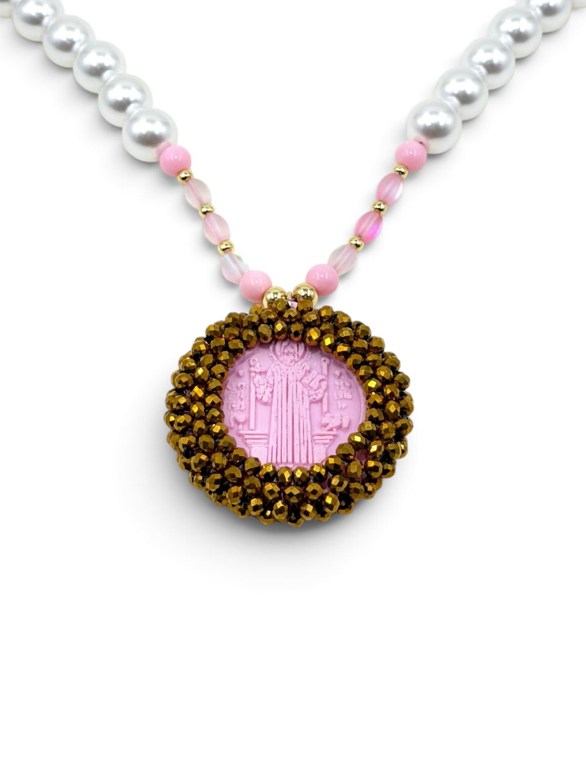 ollar con perlas, cuentas decorativas y medalla de San Benito en diseño 3D.