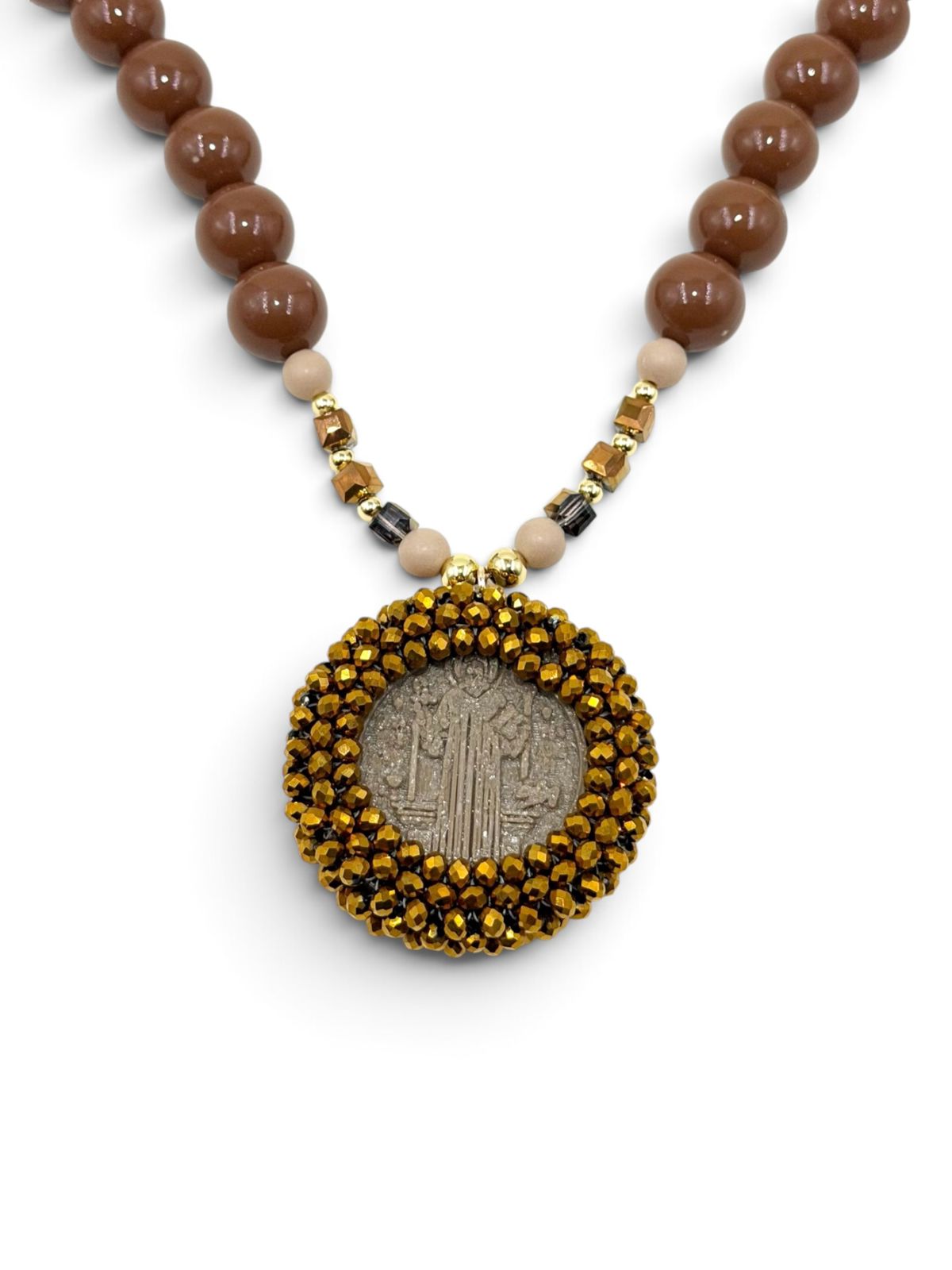 ollar con perlas, cuentas decorativas y medalla de San Benito en diseño 3D.