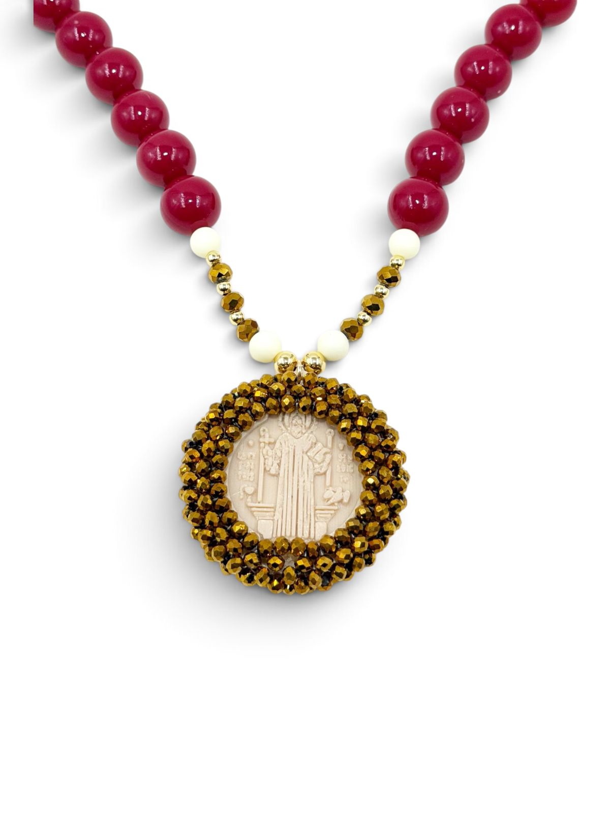 ollar con perlas, cuentas decorativas y medalla de San Benito en diseño 3D.