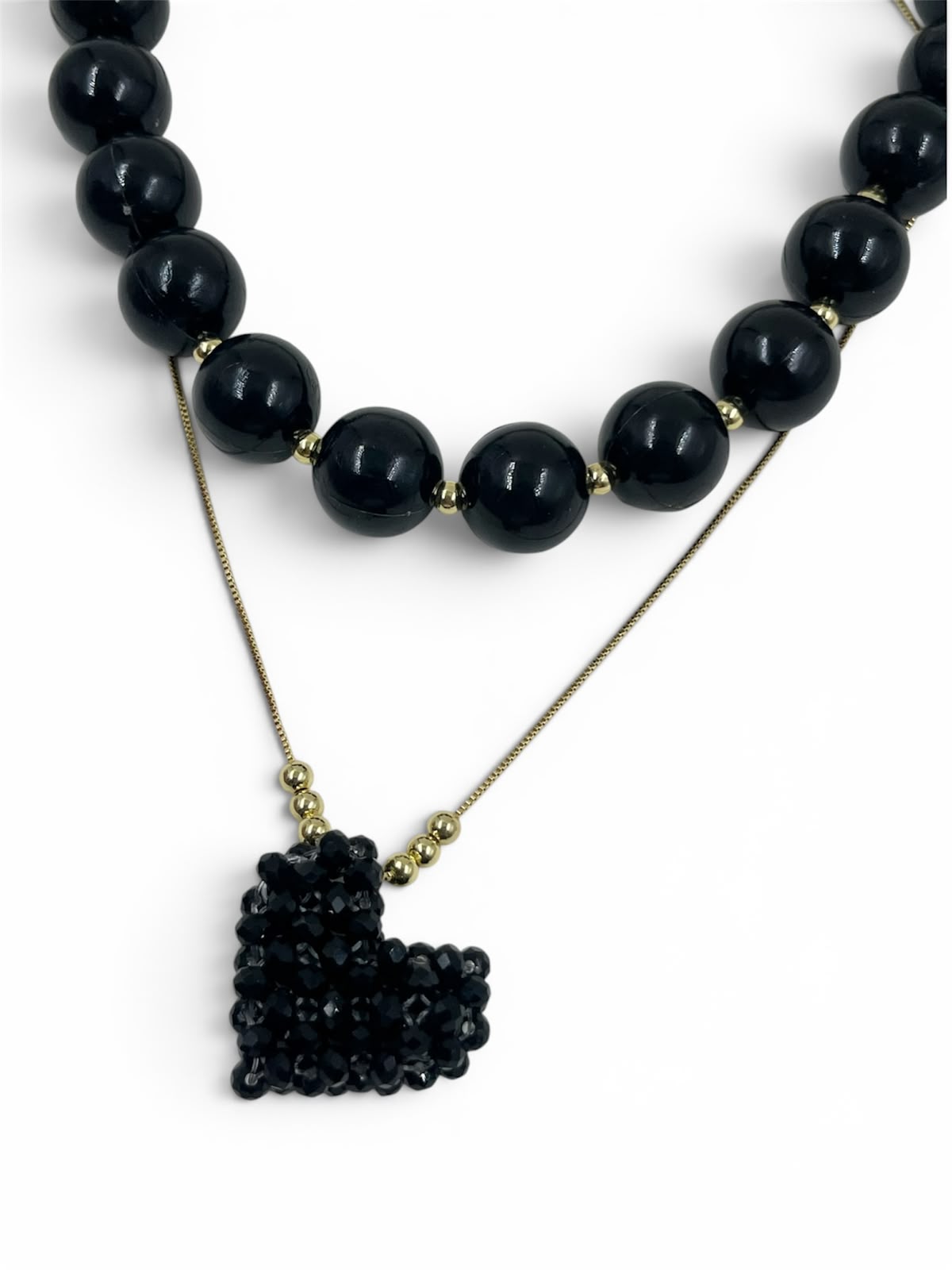 Collar de dos piezas con collar chunky y dije de corazón tejido con diseño artesanal y detalles brillantes.