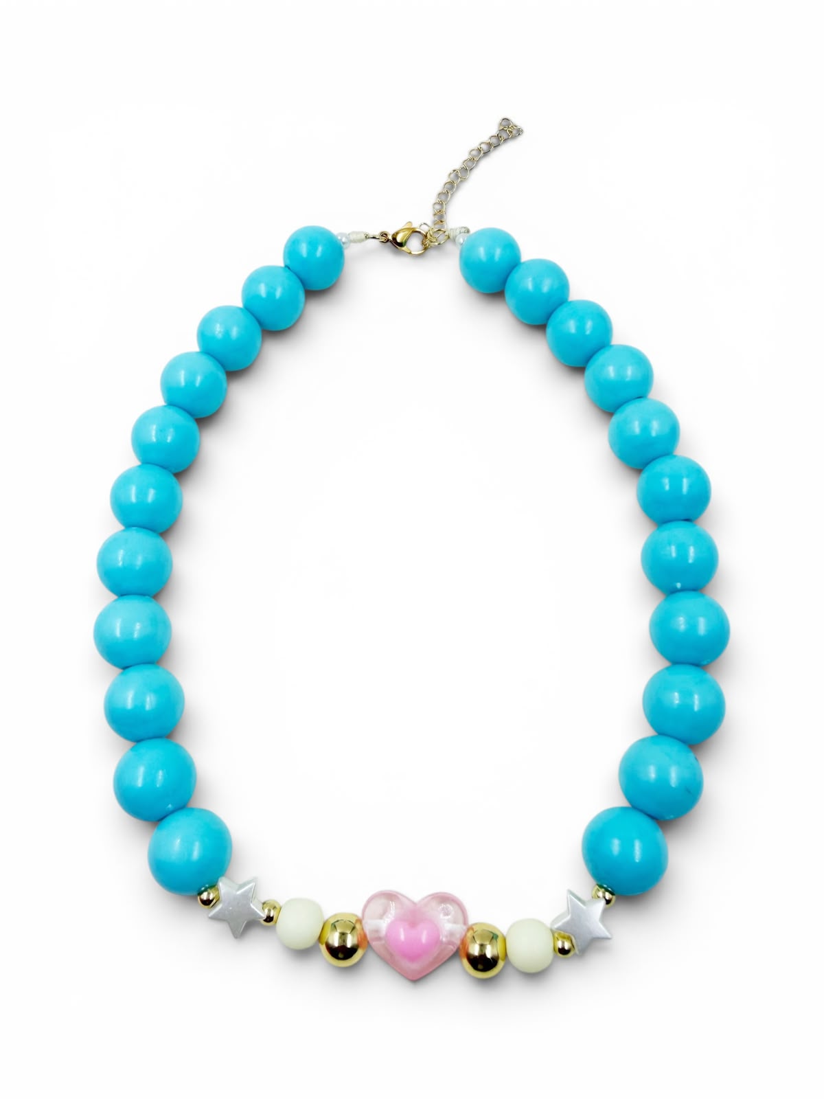Collar de esferas blancas voluminosas con dije de corazón morado y detalles de estrellas