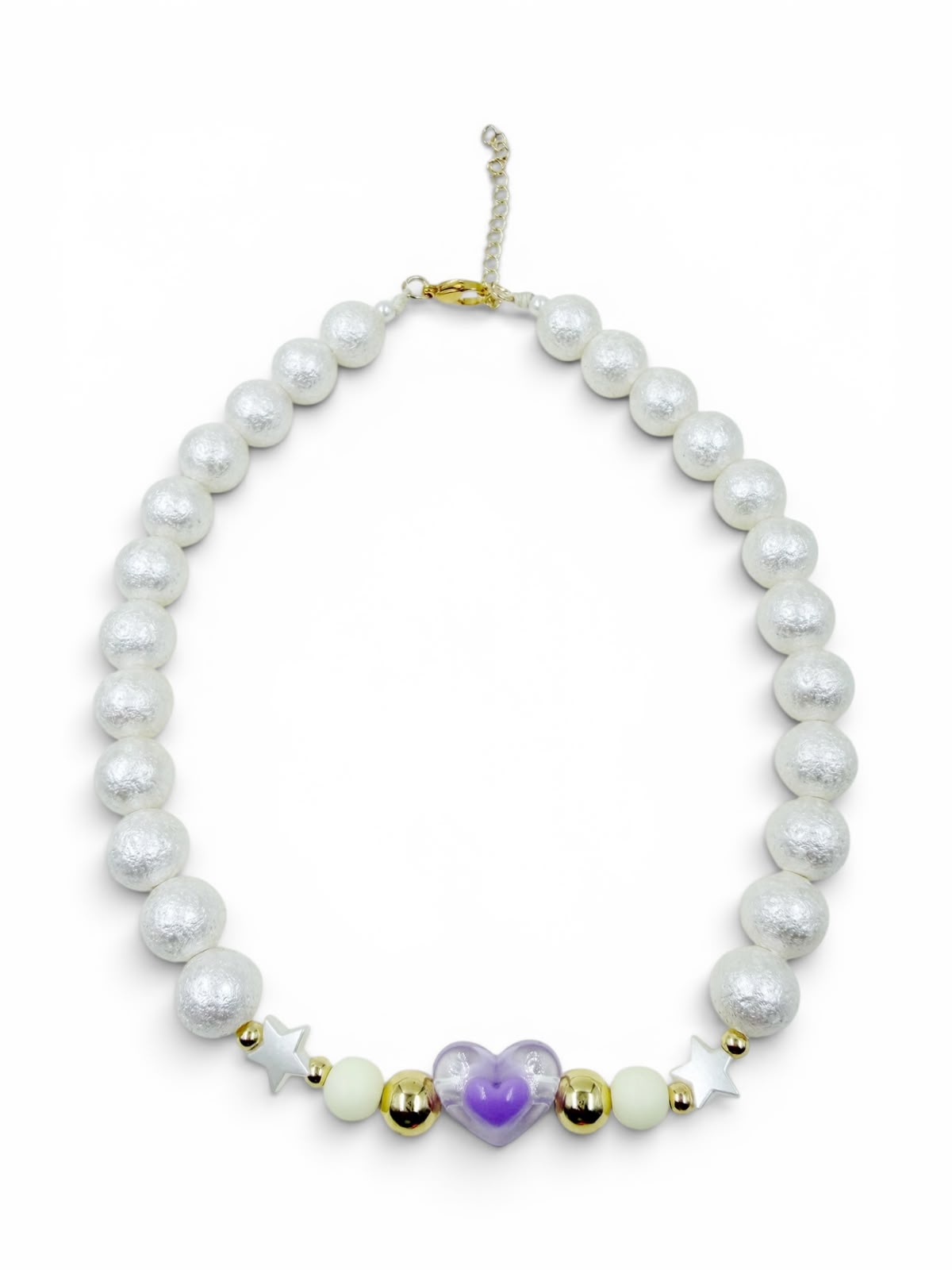 Collar de esferas blancas voluminosas con dije de corazón morado y detalles de estrellas