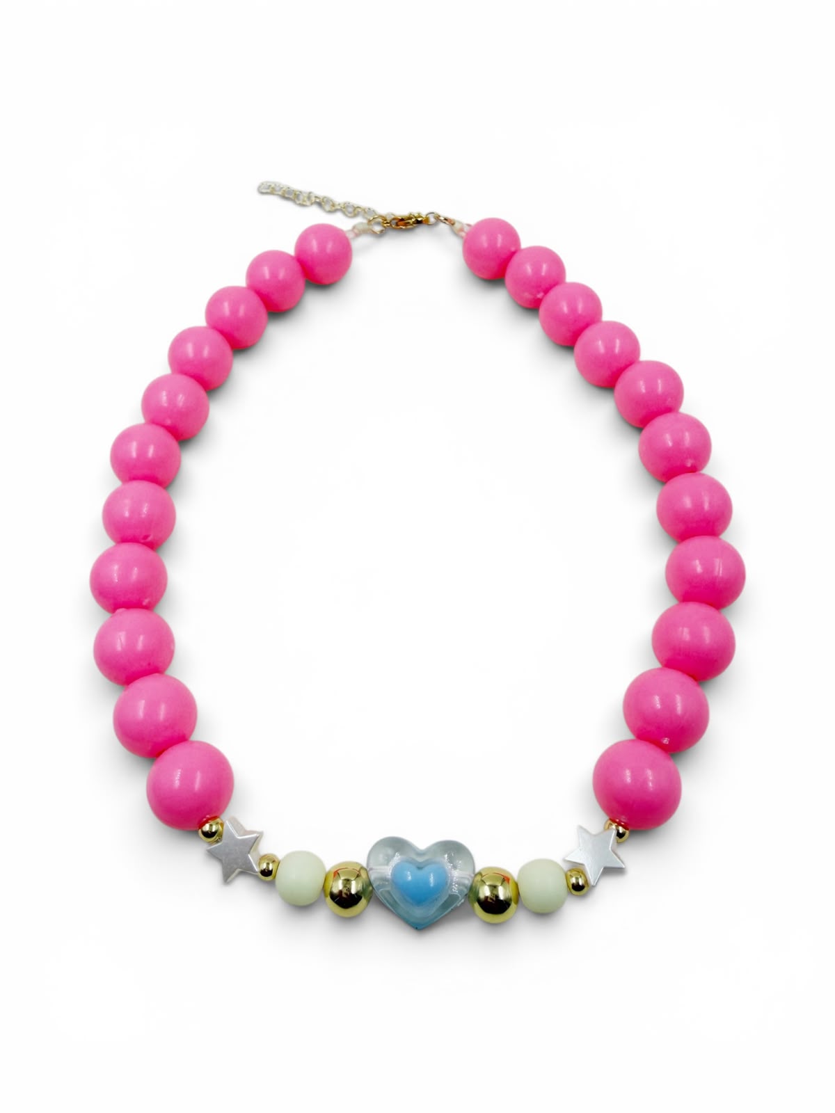 Collar de esferas blancas voluminosas con dije de corazón morado y detalles de estrellas
