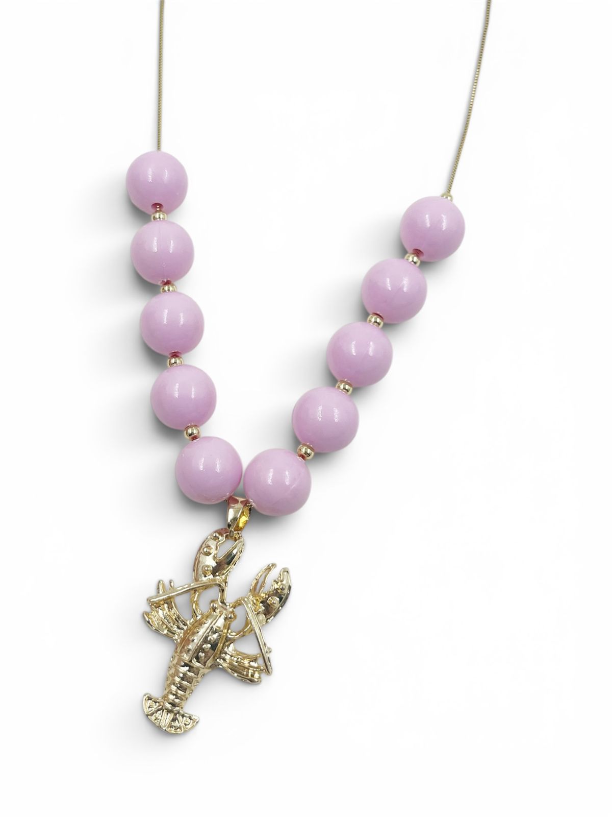 Collar Chunky de Langosta con cuentas decorativas y dije de langosta inspirado en el océano.