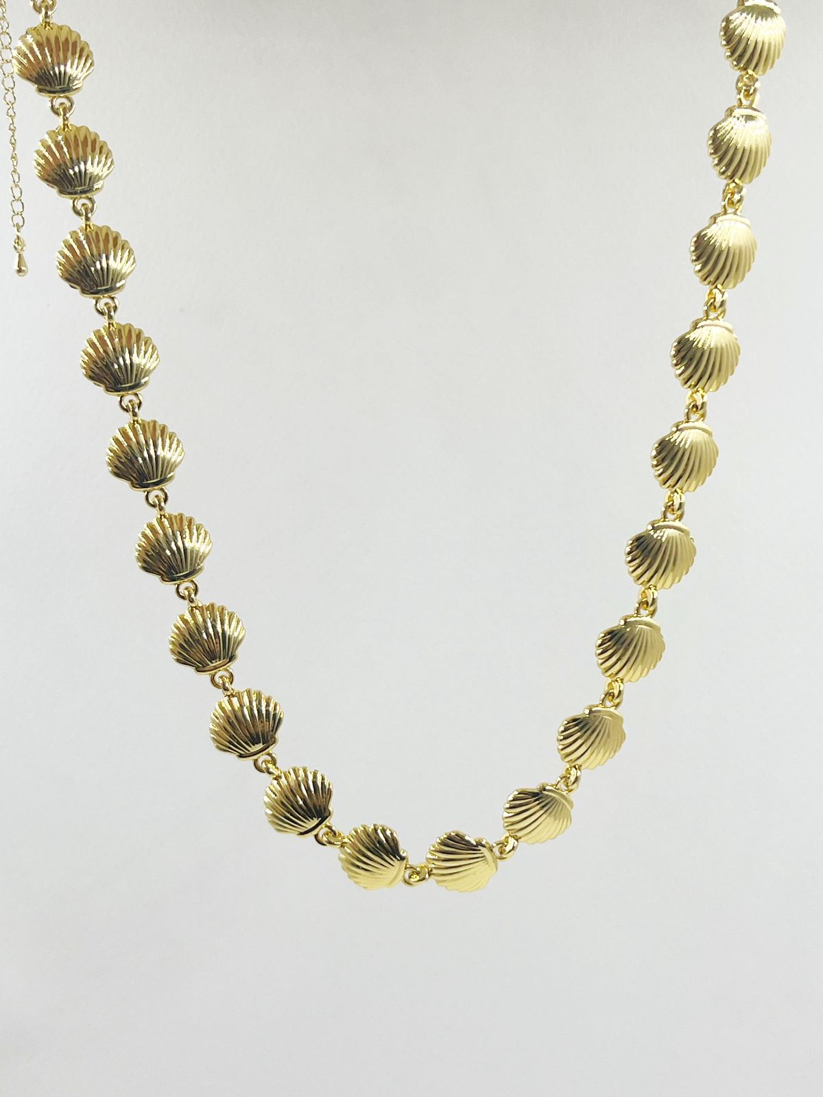 Collar Conchas Eterna Gold con diseño de conchas marinas decorativas inspirado en el océano.