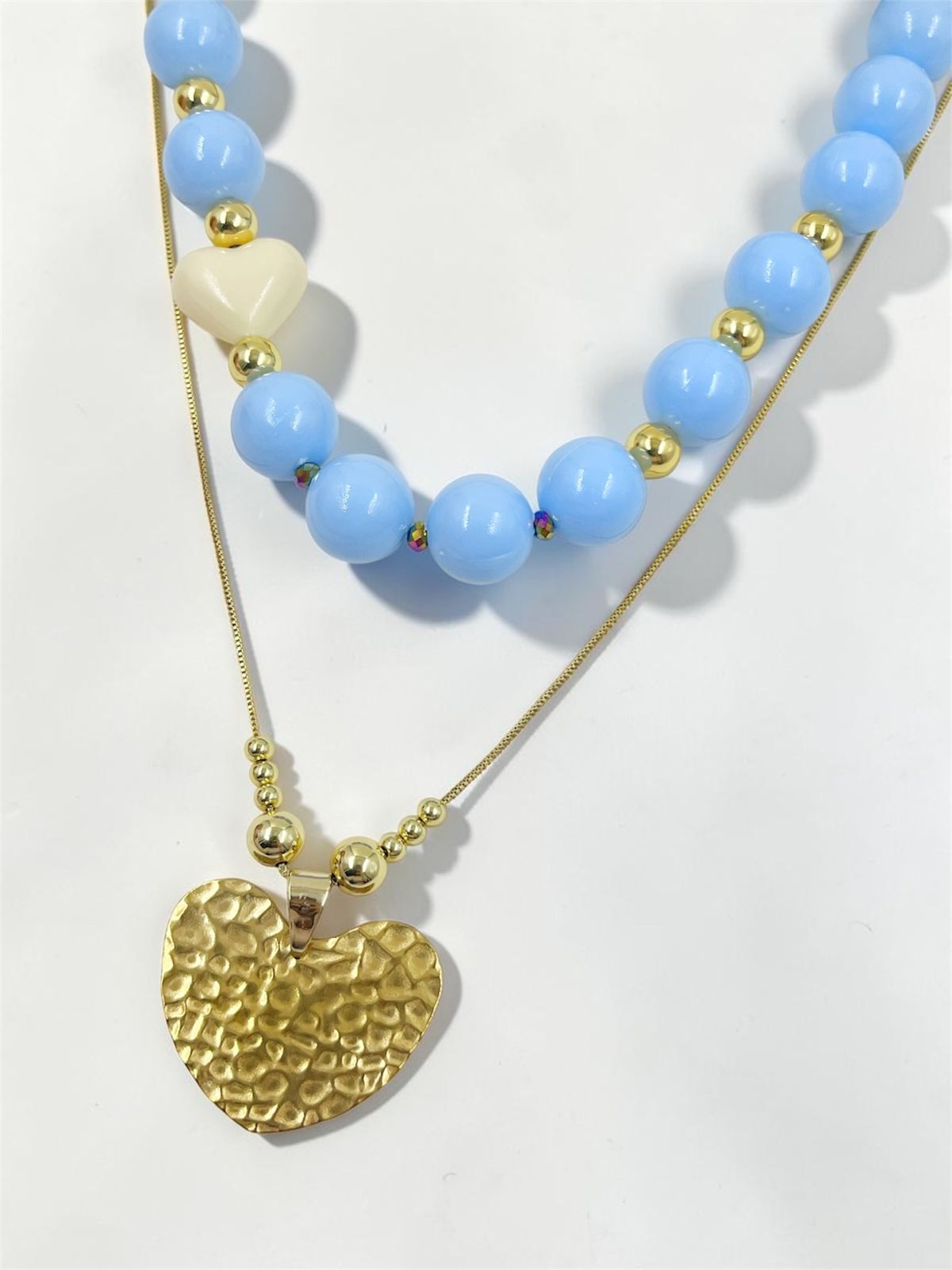Collar Corazón Relieve de diseño doble con cuentas decorativas y dije de corazón texturizado.