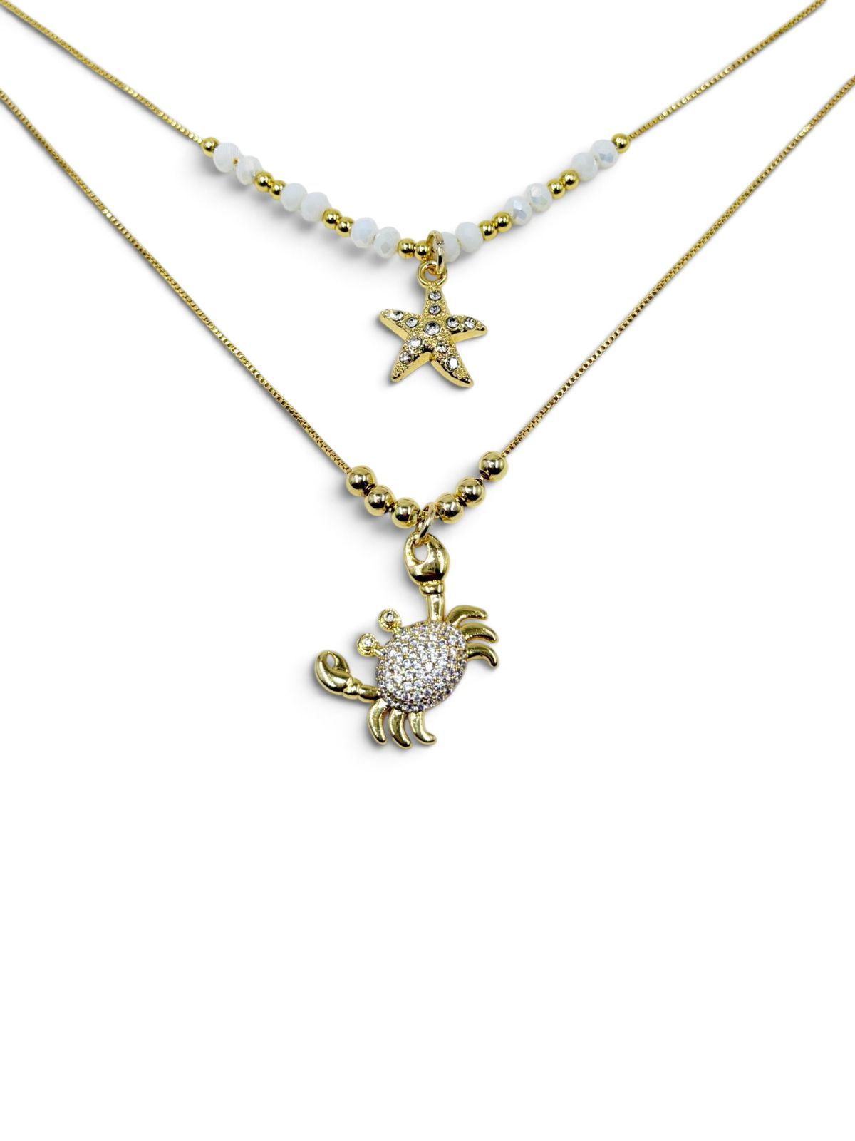 Set de dos collares con detalles decorativos y dijes de estrella y cangrejo.