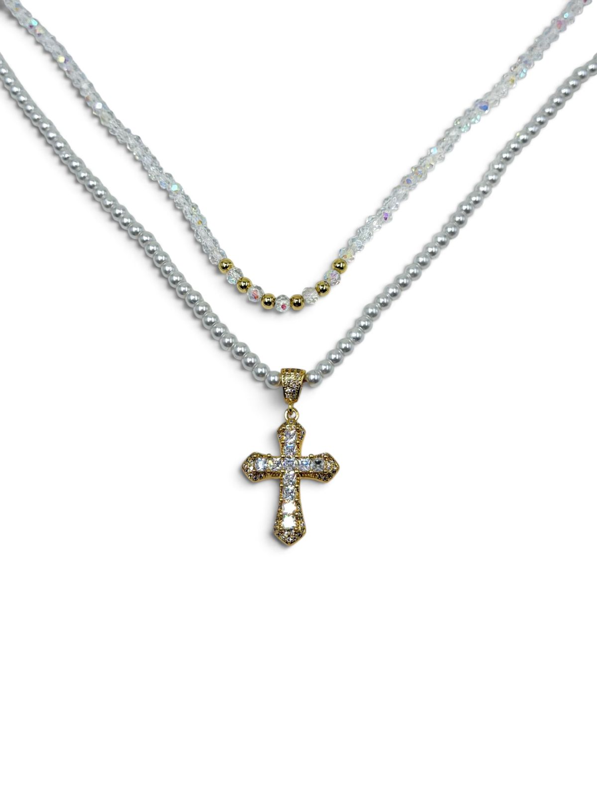 Set de dos collares con cuentas, cristales, detalles dorados y dije de cruz.