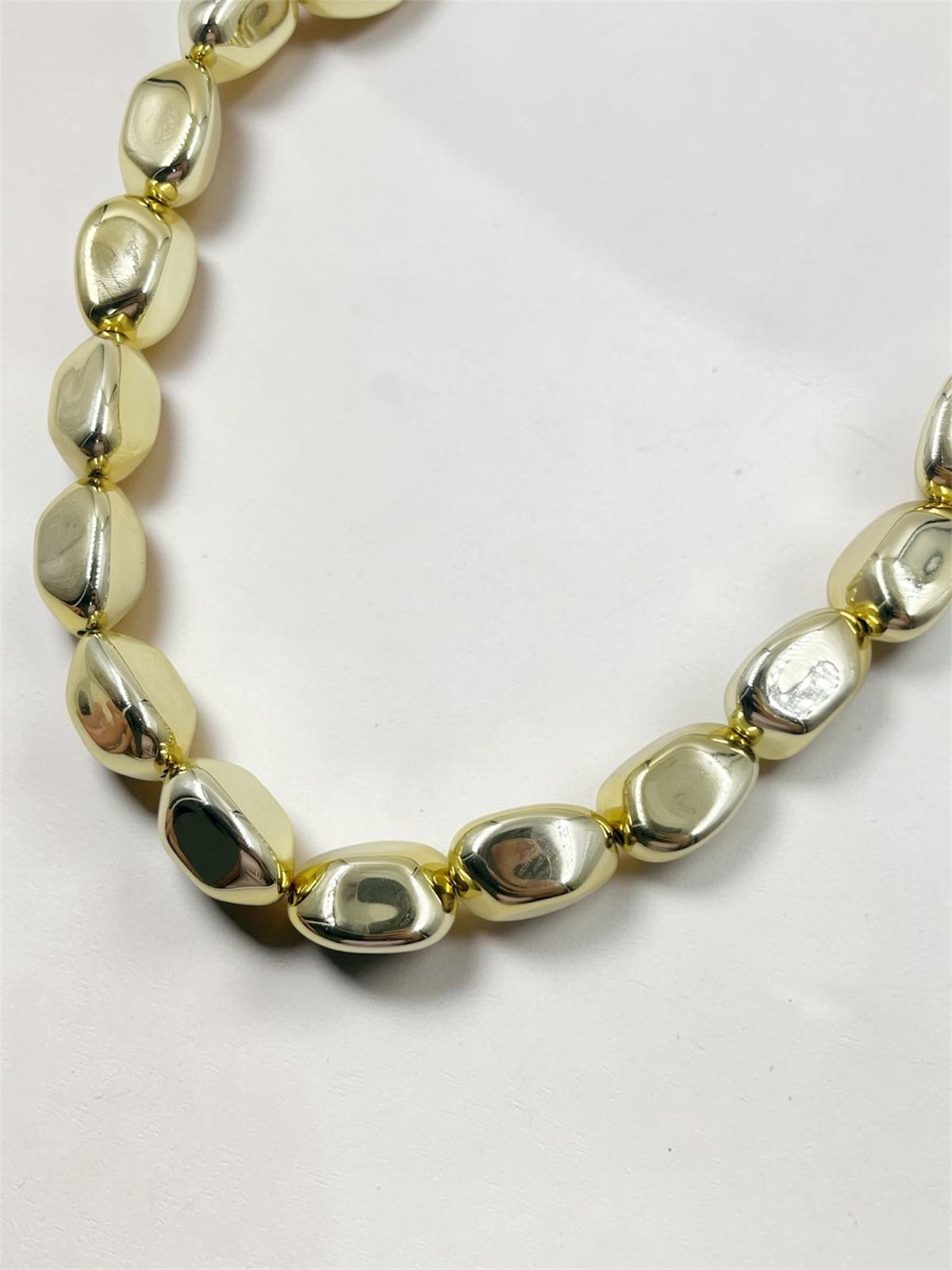 Collar Cuentas Gold con cuentas de acabado brillante y diseño moderno de estilo elegante.