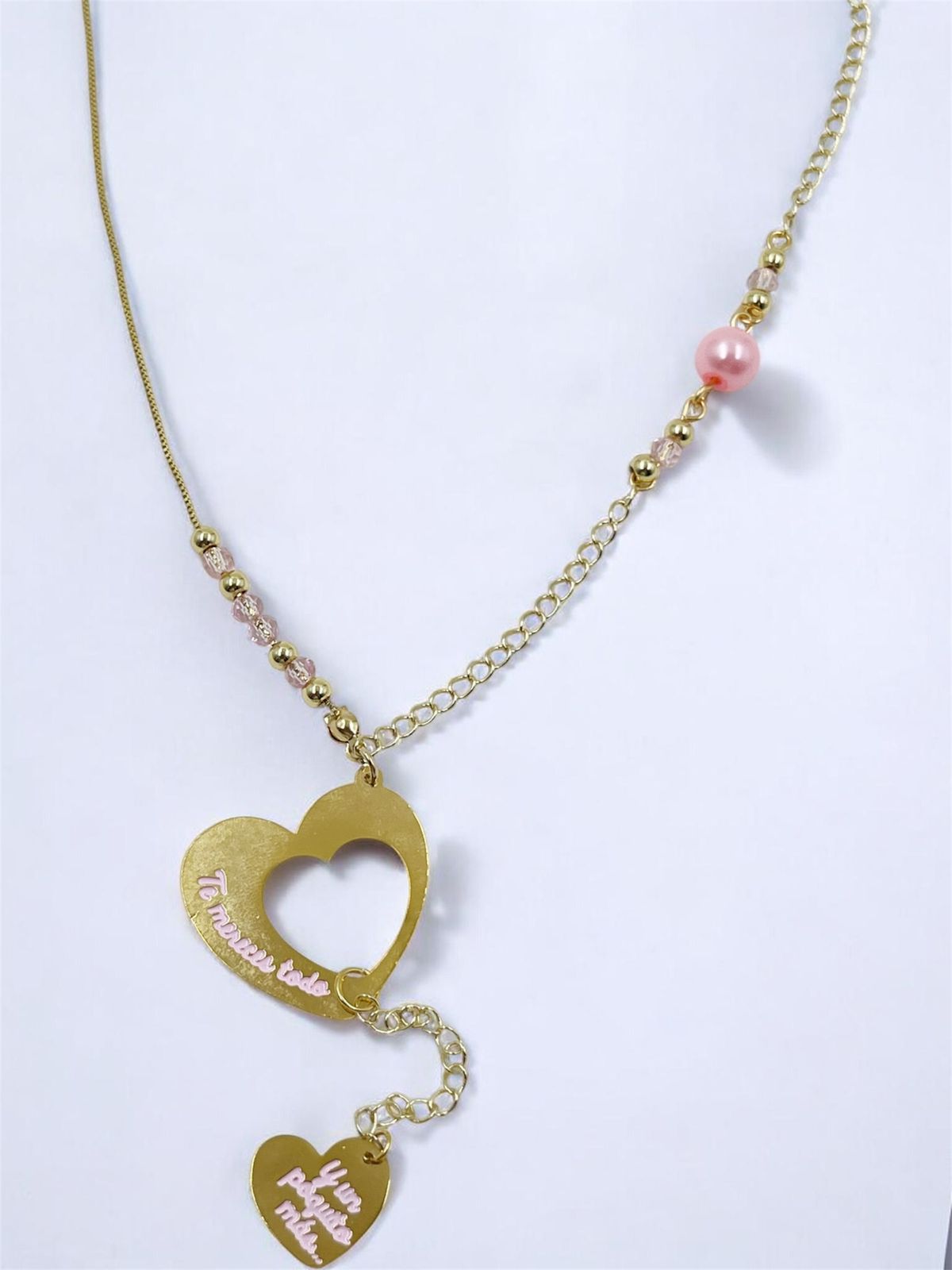 Collar Doblemente Amor con dijes de corazón, cristales decorativos y cadena elegante para mujer.
